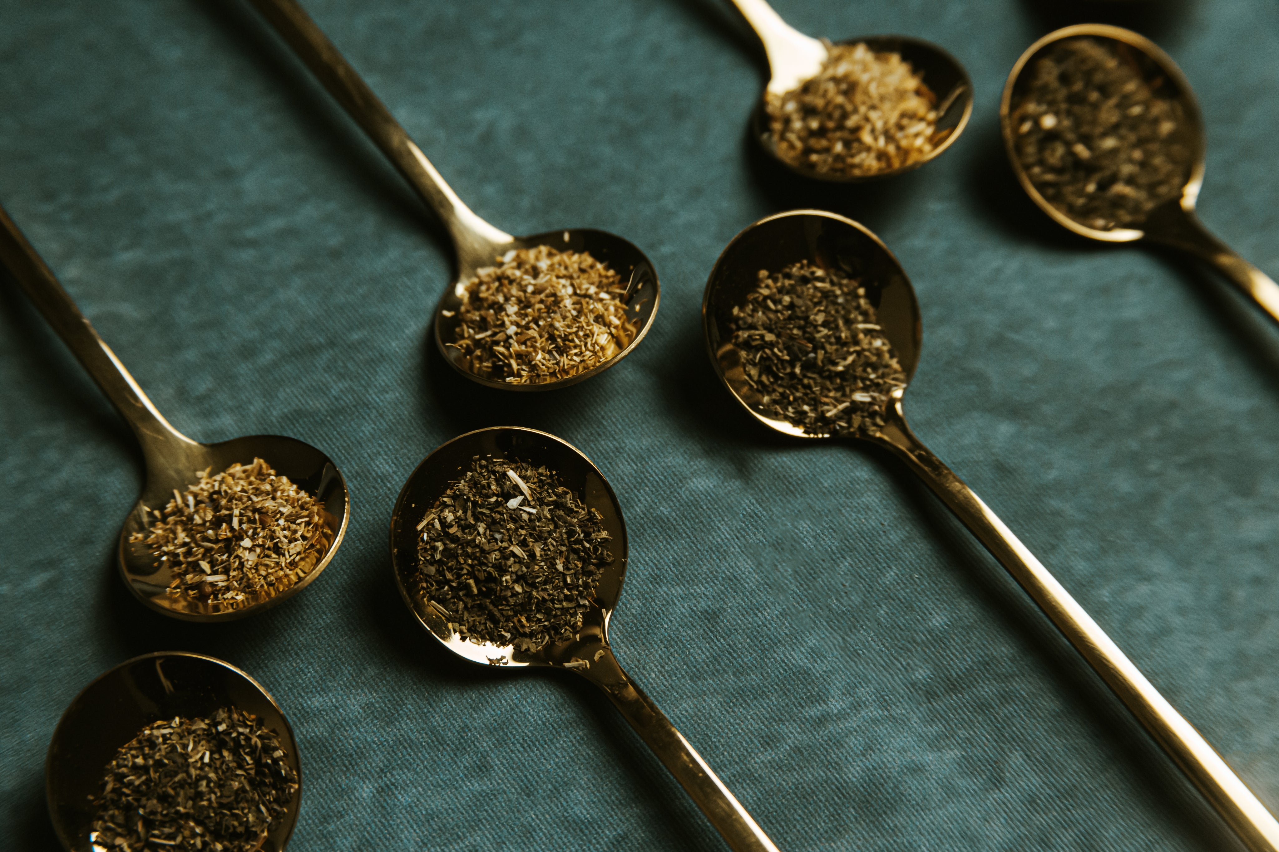files/gold-spoons-in-a-row-filled-with-loose-leaf-tea.jpg